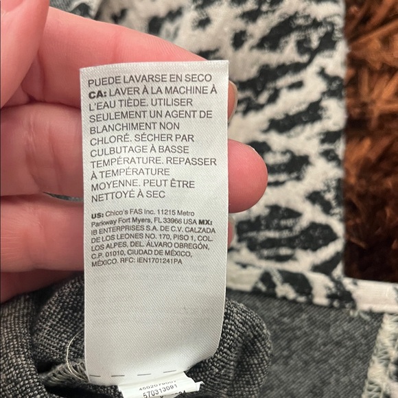 Chico's Animal Print Crew Neck Top Blouse- sz 1/M - Picture 7 of 9